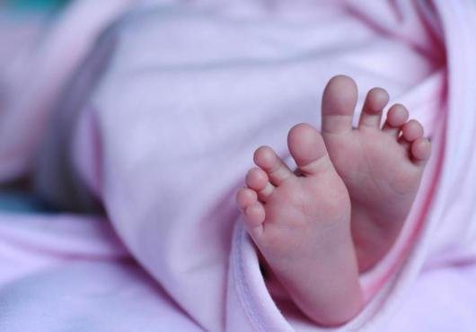 इंसानियत हुई शर्मसार, जन्म देते ही गोबर के ढेर में फेंक दी नन्ही सी जान   