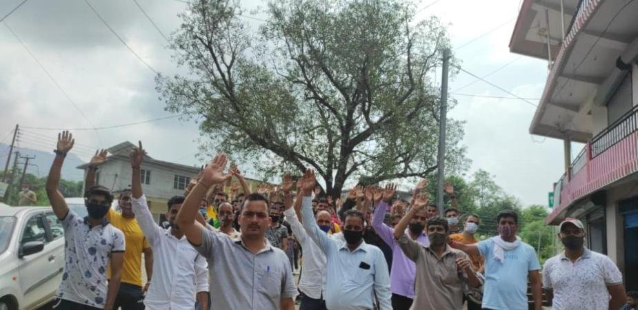   सरकाघाट : जिला परिषद सदस्य मुनीष शर्मा ने सरकाघाट डिपो के क्षेत्रीय प्रबंधक कार्यालय का किया घेराव